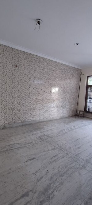 Room in 3 BHK Builder Floor at Sector 85 – for Rent