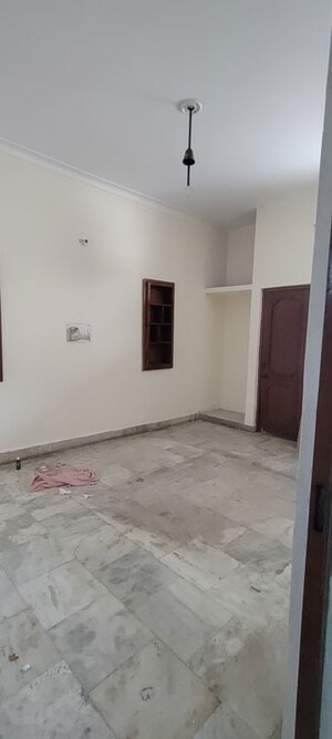 Room in 3 BHK Builder Floor at Sector 85 – for Rent
