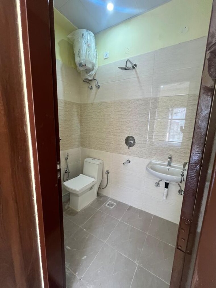 Bathroom, sector 52 2 Bedroom 100 Sq.Yd. Builder Floor In Sector 52 Gurgaon 10712905