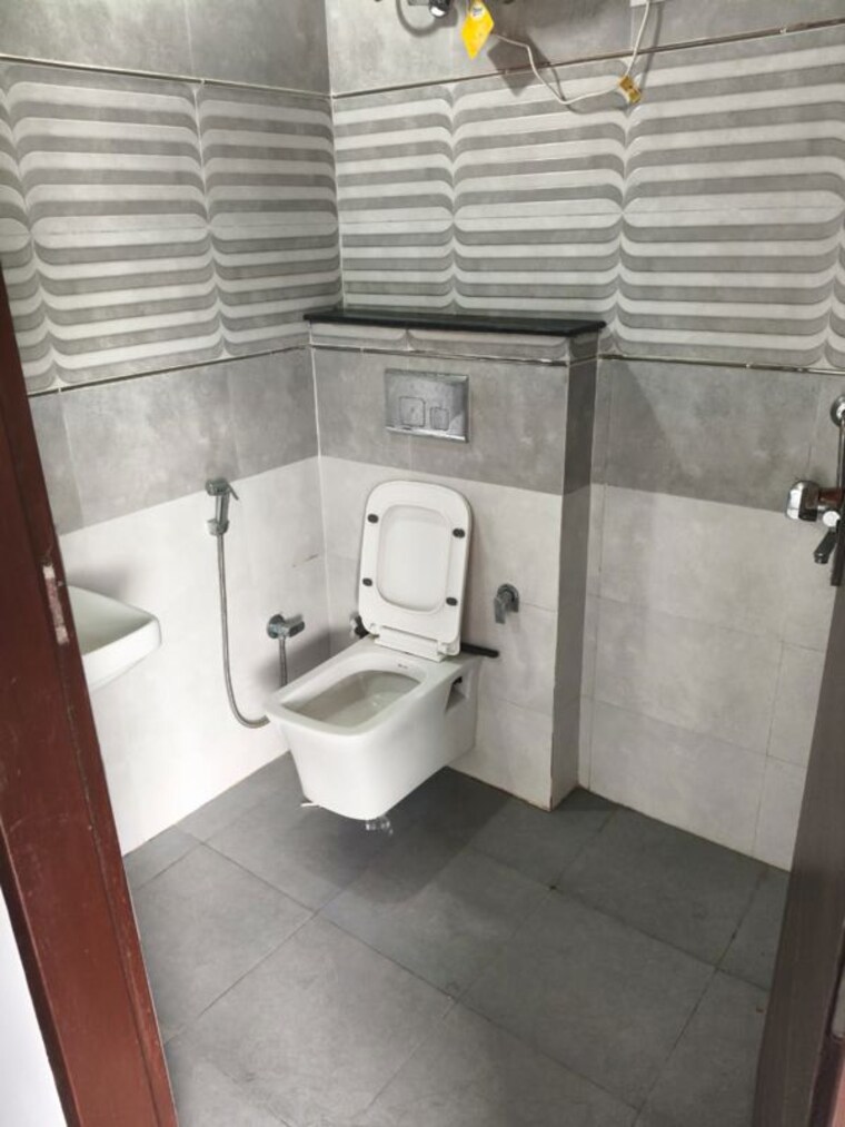 Bathroom, palam vihar 3 Bedroom 2000 Sq.Ft. Builder Floor In Palam Vihar Gurgaon 10712934