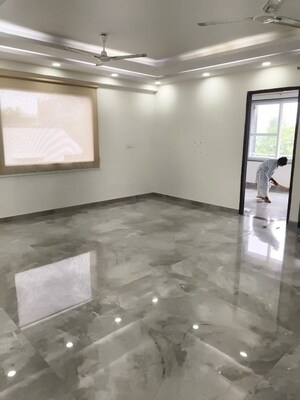 Room in 3 BHK Builder Floor at Palam Vihar – for Rent