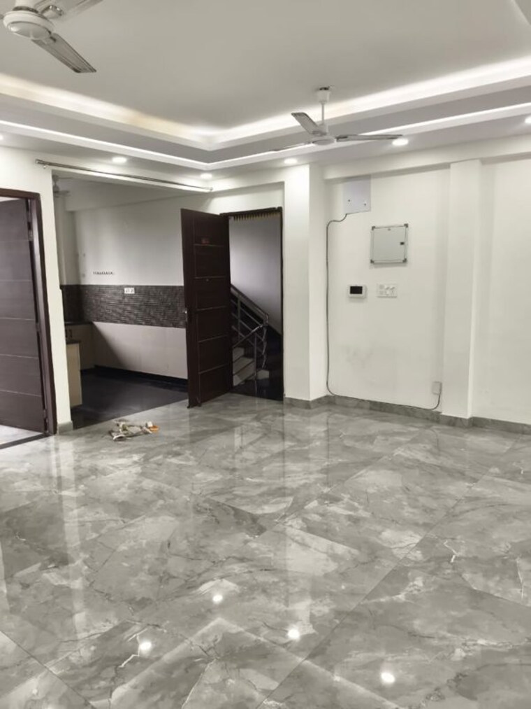  Parking, palam vihar 3 Bedroom 2000 Sq.Ft. Builder Floor In Palam Vihar Gurgaon 10712934