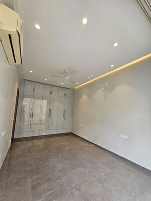 Room in 3 BHK Builder Floor at Emaar MGF Emerald Hills, Sector 65 – for Rent