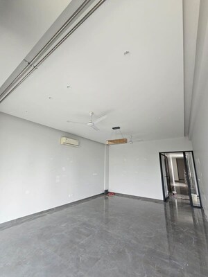 Room in 3 BHK Builder Floor at Emaar MGF Emerald Hills, Sector 65 – for Rent