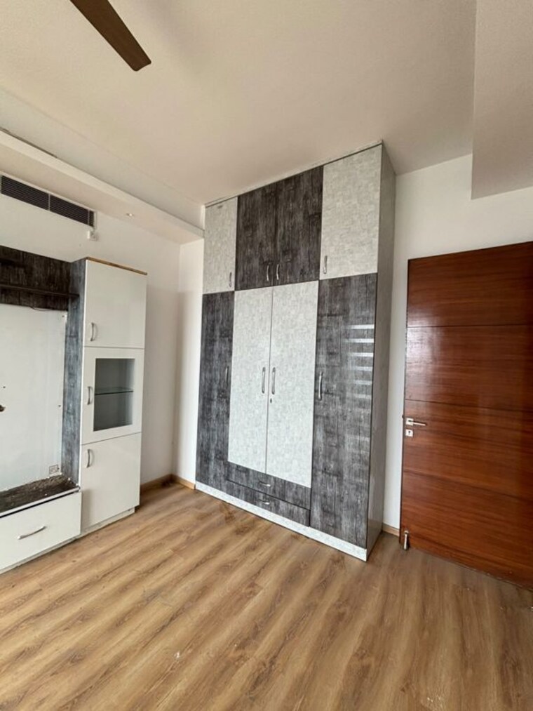 Room, mahagun-mezzaria 3 Bedroom 2500 Sq.Ft. Apartment In Sector 78 Noida 10712962
