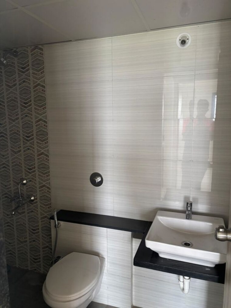 Bathroom, kohinoor-sapphire-2 2 Bedroom 660 Sq.Ft. Apartment In Tathawade Pune 10713083