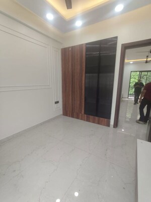 Room in 3 BHK Apartment at Apex Anuradha Apartments, Paschim Vihar – for Sale