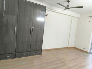 Room in 3 BHK Builder Floor at Sector 21 – for Rent
