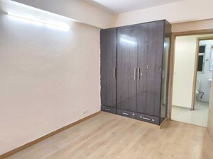 Room in 3 BHK Builder Floor at Sector 21 – for Rent