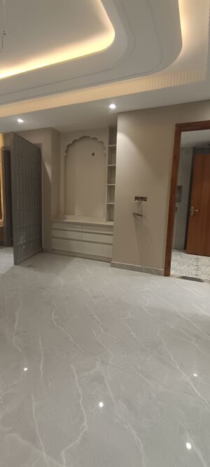 Room in 3 BHK Builder Floor at Parklands, Sector 85 – for Sale