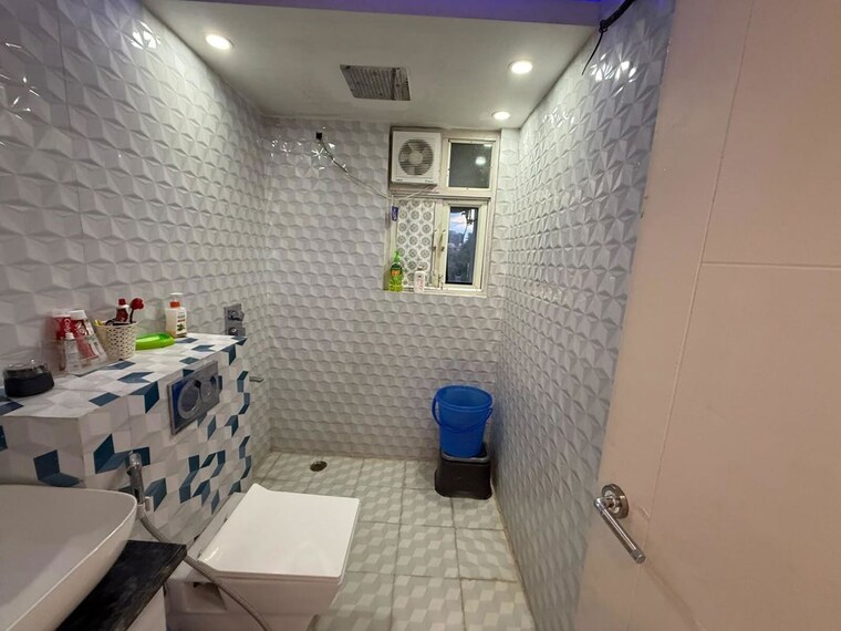 Bathroom, sector 21 4 Bedroom 2200 Sq.Ft. Builder Floor In Sector 21 Gurgaon 10713186
