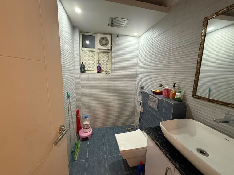 Bathroom, sector 21 4 Bedroom 2200 Sq.Ft. Builder Floor In Sector 21 Gurgaon 10713186