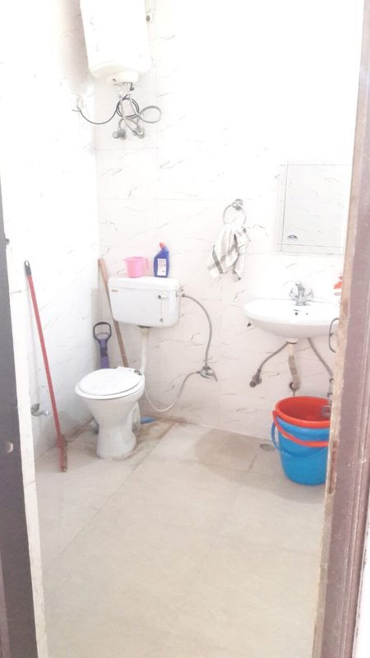 Bathroom, sant nagar 1 Bedroom 600 Sq.Ft. Apartment In Sant Nagar Delhi 10699197