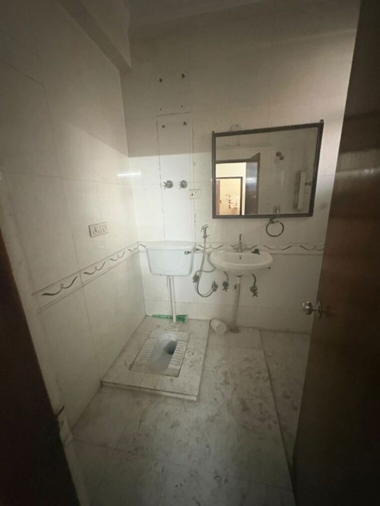 Bathroom, sector 22 dwarka 2 Bedroom 1200 Sq.Ft. Apartment In Sector 22 Dwarka Delhi 10713205