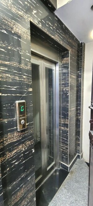 Lift in 1 BHK Builder Floor at Dwarka Mor – for Rent