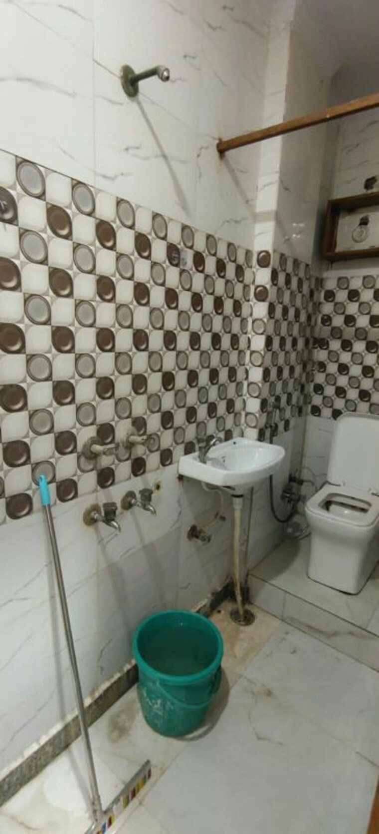 Bathroom, dwarka mor 1 Bedroom 55 Sq.Yd. Builder Floor In Dwarka Mor Delhi 10698632