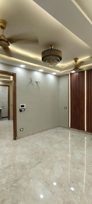 Room in 4 BHK Builder Floor at Dwarka Mor – for Rent