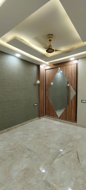 Room in 4 BHK Builder Floor at Dwarka Mor – for Rent
