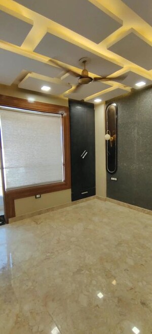 Room in 4 BHK Builder Floor at Dwarka Mor – for Rent