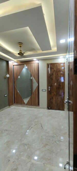 Room in 4 BHK Builder Floor at Dwarka Mor – for Rent