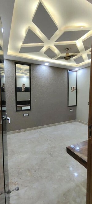 Room in 4 BHK Builder Floor at Dwarka Mor – for Rent