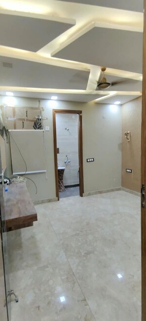 Room in 4 BHK Builder Floor at Dwarka Mor – for Rent