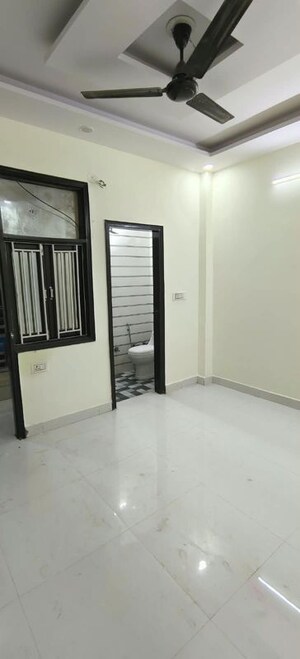 Room in 2 BHK Builder Floor at Dwarka Mor – for Rent