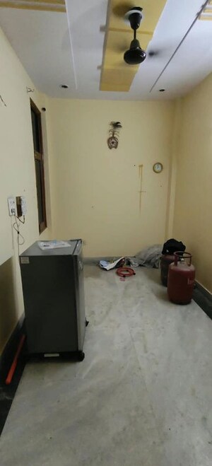 Room in 2 BHK Builder Floor at Dwarka Mor – for Rent