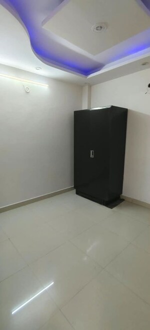 Room in 3 BHK Builder Floor at Dwarka Mor – for Rent