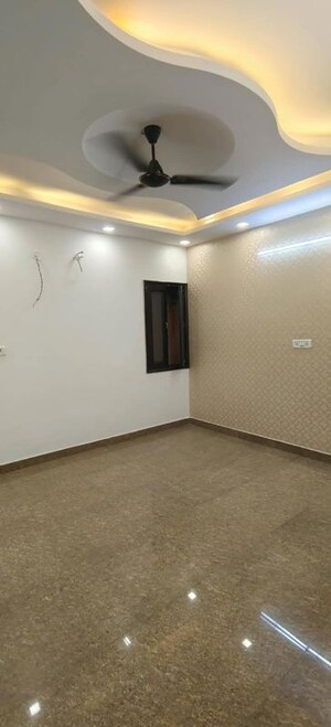 Room in 3 BHK Builder Floor at Dwarka Mor – for Rent