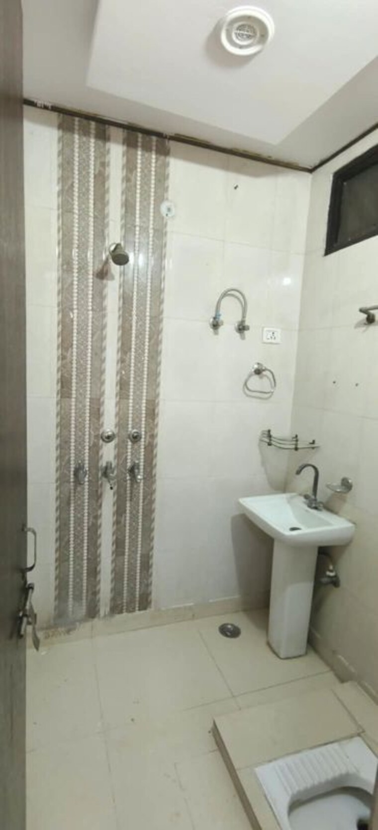 Bathroom, dwarka mor 3 Bedroom 1000 Sq.Ft. Builder Floor In Dwarka Mor Delhi 10698368