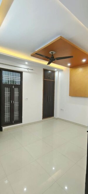 Room in 3 BHK Builder Floor at Dwarka Mor – for Rent