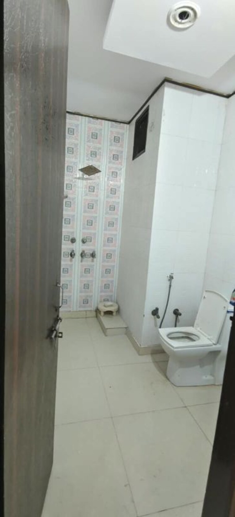 Bathroom, dwarka mor 3 Bedroom 1000 Sq.Ft. Builder Floor In Dwarka Mor Delhi 10698368