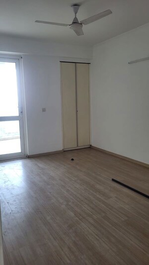 Room in 4 BHK Apartment at DLF Park Place, Sector 54 – for Rent
