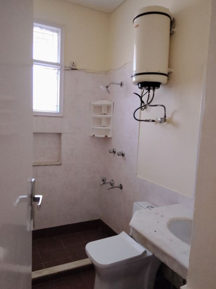 Bathroom, unitech-south-city-ii 3 Bedroom 1500 Sq.Ft. Builder Floor In Sector 50 Gurgaon 10713250