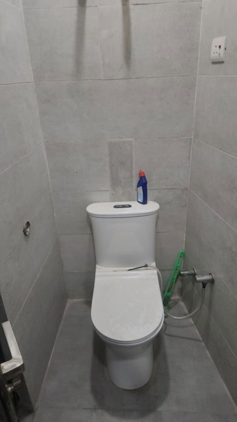 Bathroom, sector 36 3 Bedroom 2500 Sq.Ft. Independent House In Sector 36 Noida 10713245