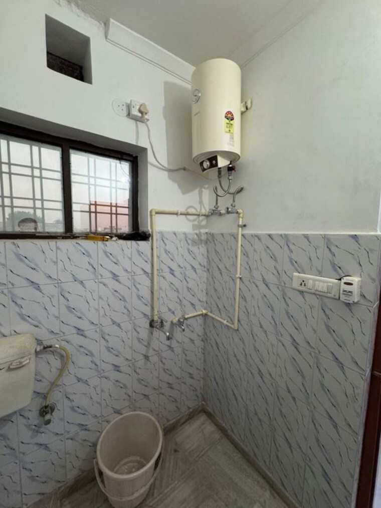 Bathroom, sector 15a 1 Bedroom 250 Sq.Yd. Independent House In Sector 15a Hisar 10711626