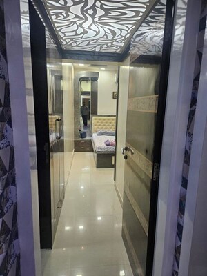 Building Lobby in 2.5 BHK Apartment at Kalpataru Towers, Kandivali East – for Sale