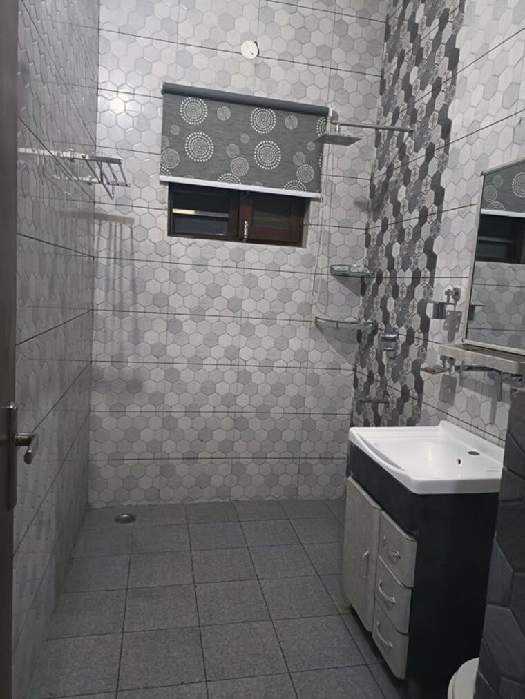 Bathroom, sector 16 3 Bedroom 350 Sq.Yd. Independent House In Sector 16 Hisar 10711052