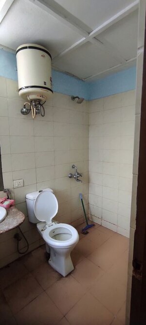 Bathroom in 2.5 BHK Builder Floor at Vipul World Plots, Sector 48 – for Rent