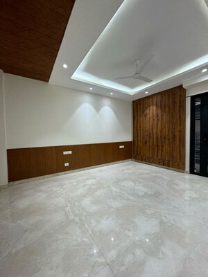 Room in 4 BHK Builder Floor at Dlf Phase I – for Rent