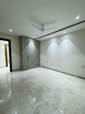 Room in 4 BHK Builder Floor at Dlf Phase I – for Rent