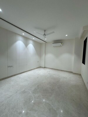 Room in 4 BHK Builder Floor at Dlf Phase I – for Rent