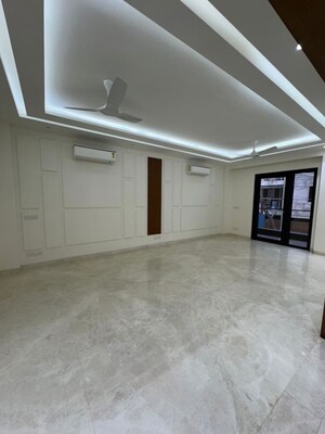 Room in 4 BHK Builder Floor at Dlf Phase I – for Rent
