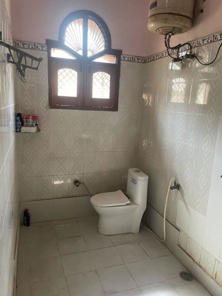 Bathroom, sector 14 Pg For Boys & Girls In Sector 14 10710989