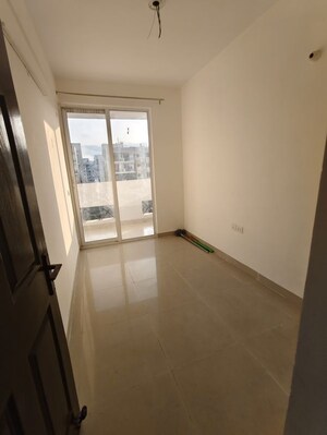 Room in 2.5 BHK Apartment at Ajnara Integrity, Raj Nagar Extension – for Rent