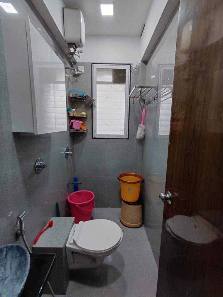 Bathroom, dadar east 2 Bedroom 870 Sq.Ft. Apartment In Dadar East Mumbai 10713372