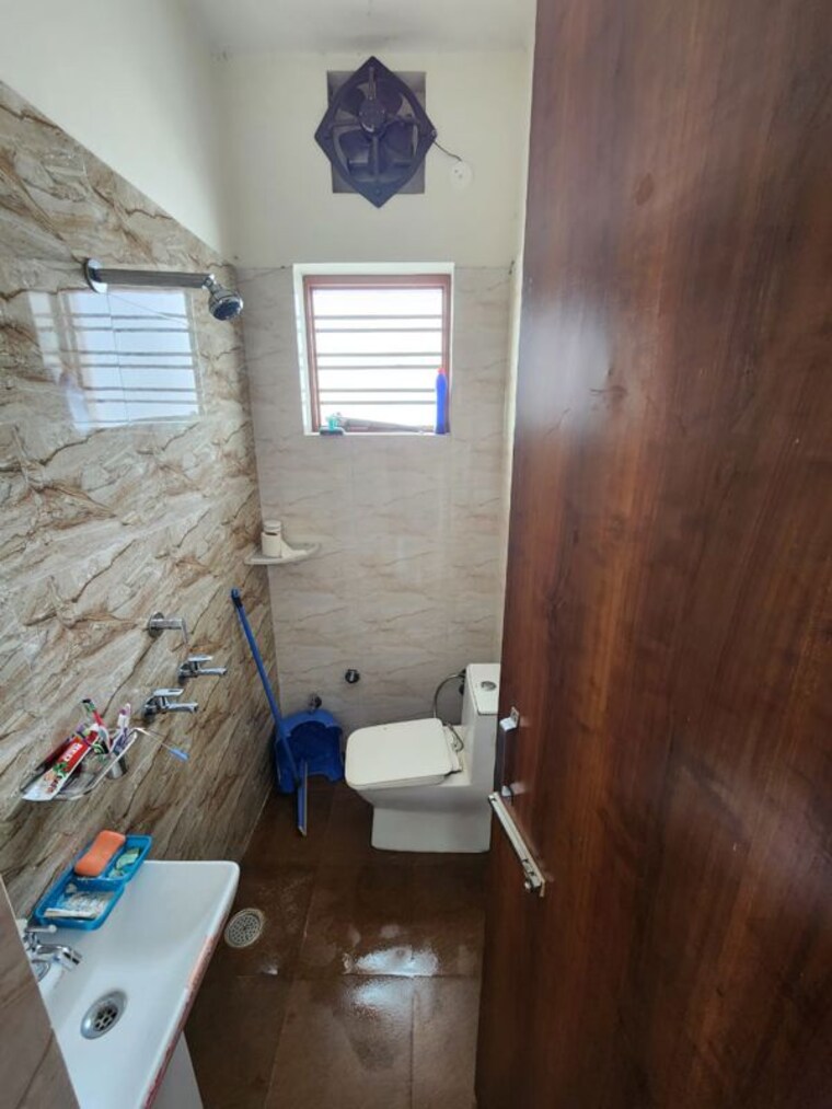 Attached Bathroom, sector 16 2 Bedroom 200 Sq.Yd. Apartment In Sector 16 Hisar 10709229