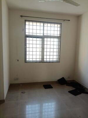 Room in 2.5 BHK Apartment at Mahagun My Woods, Sector 16c Greater Noida – for Rent