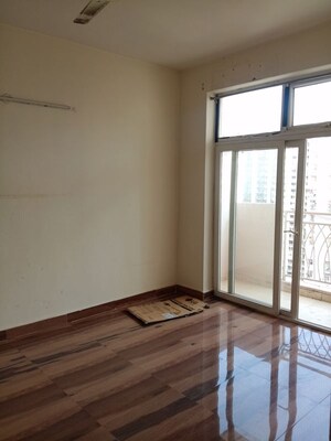 Room in 2.5 BHK Apartment at Mahagun My Woods, Sector 16c Greater Noida – for Rent